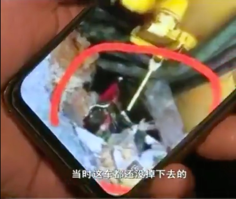 家人展示的图片中仍可以看到一个男子的头部。(视频截图).jpg 家人展示的图片中仍可以看到一个男子的头部。(视频截图).jpg