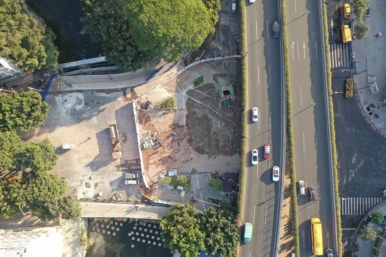 坑中已经填满水泥,当局随后称在塌陷区域安装了钢护筒,形成所谓的“救援通道”。.jpg 坑中已经填满水泥,当局随后称在塌陷区域安装了钢护筒,形成所谓的“救援通道”。.jpg