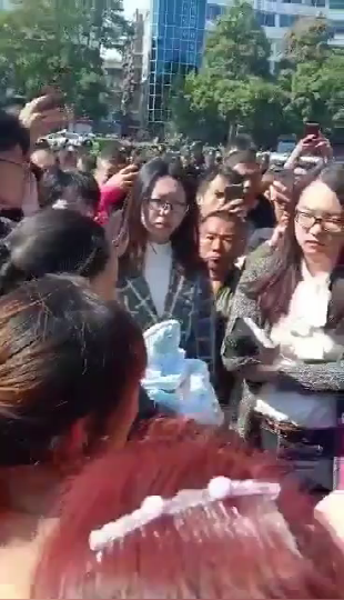 广州道路坍塌,一对父子开始路过掉进坑内.png 广州道路坍塌,一对父子开始路过掉进坑内.png