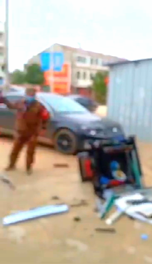 疫情期间戴红袖人员私闯民宅打砸他人财产 抹黑中国法治？ （一）