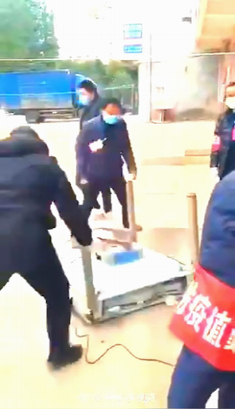 一家三口在家打牌被举报!被砸麻将机。.png 一家三口在家打牌被举报!被砸麻将机。.png