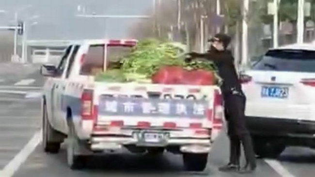 武汉城管将四川救灾物资蔬菜,往城管车上放。.jpeg 武汉城管将四川救灾物资蔬菜,往城管车上放。.jpeg