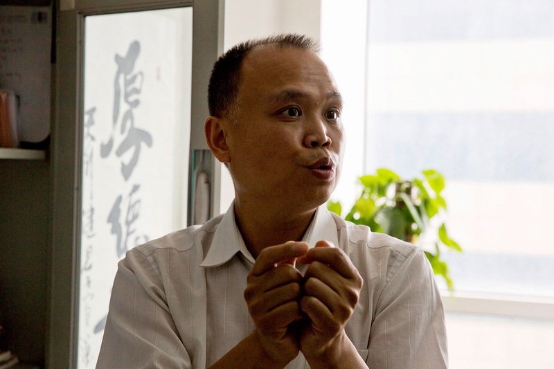 资料图片:2015年7月23日,中国维权律师余文生在北京办公室接受采访时,举起双手展示死刑犯如何一天24小时被铐起来。.jpg 资料图片:2015年7月23日,中国维权律师余文生在北京办公室接受采访时,举起双手展示死刑犯如何一天24小时被铐起来。.jpg