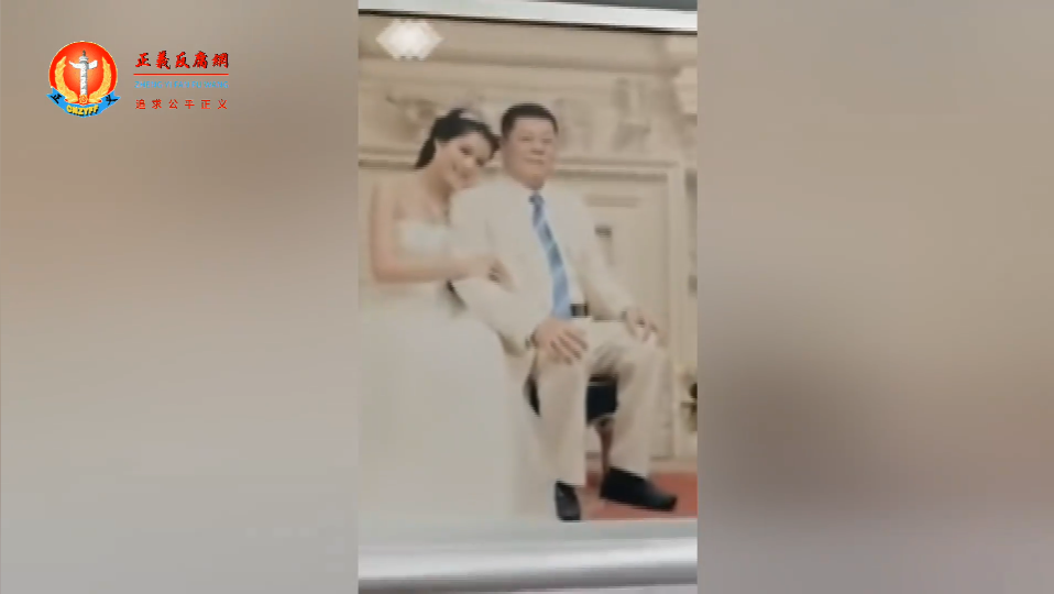 海南省政协常委张泰超,五个老婆,这是26岁小老婆的豪宅,结婚纱照。.png 海南省政协常委张泰超,五个老婆,这是26岁小老婆的豪宅,结婚纱照。.png