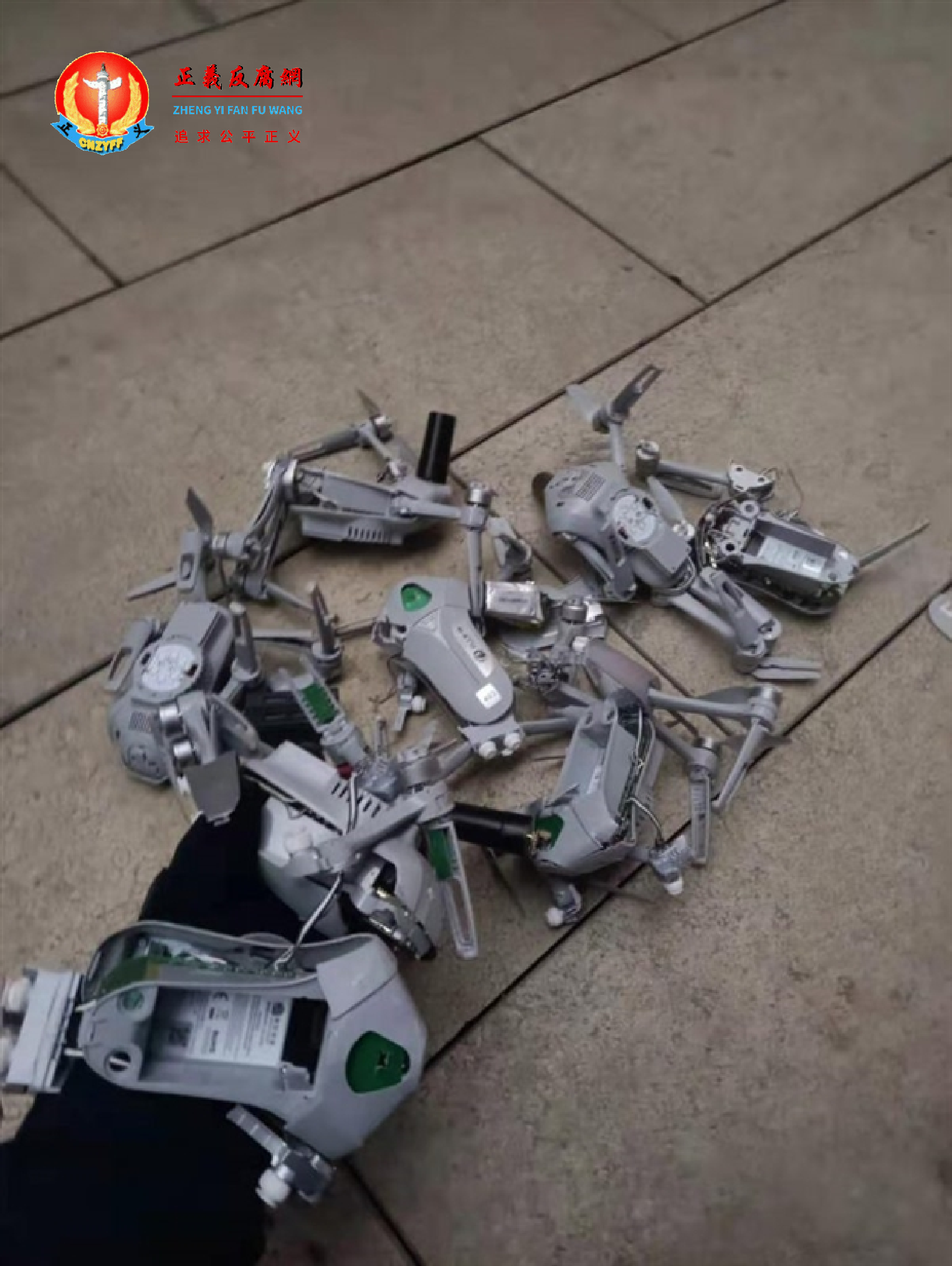 重庆无人机表演失败,在地面上散落一片。.png 重庆无人机表演失败,在地面上散落一片。.png