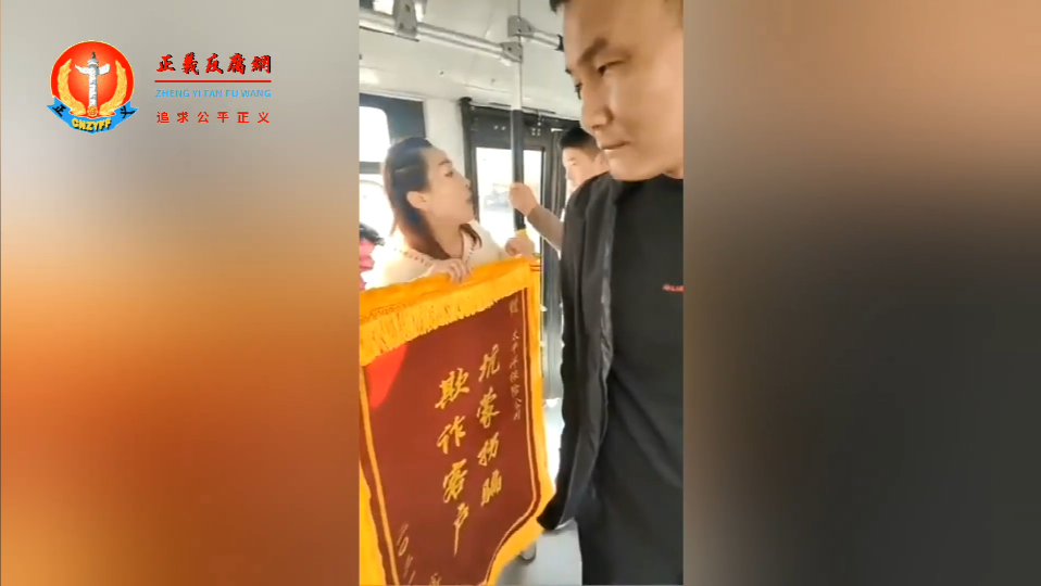 女客户认为买保险被欺骗了,怒给太平洋保险公司送写有“坑蒙拐骗 欺诈客户”的锦旗。.png 女客户认为买保险被欺骗了,怒给太平洋保险公司送写有“坑蒙拐骗 欺诈客户”的锦旗。.png