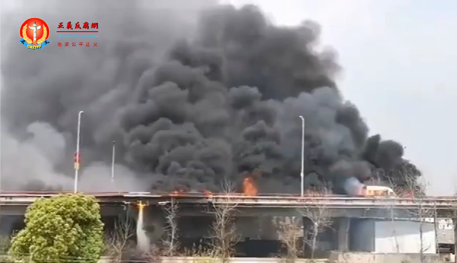 南昌东湖区杨子洲镇英雄大桥 。因车祸引发大火 (1).png 南昌东湖区杨子洲镇英雄大桥 。因车祸引发大火 (1).png