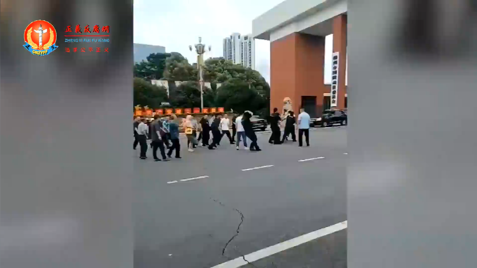 湖南株洲华晨金水湾三期业主到市政府维权,被警察殴打抓捕.png 湖南株洲华晨金水湾三期业主到市政府维权,被警察殴打抓捕.png