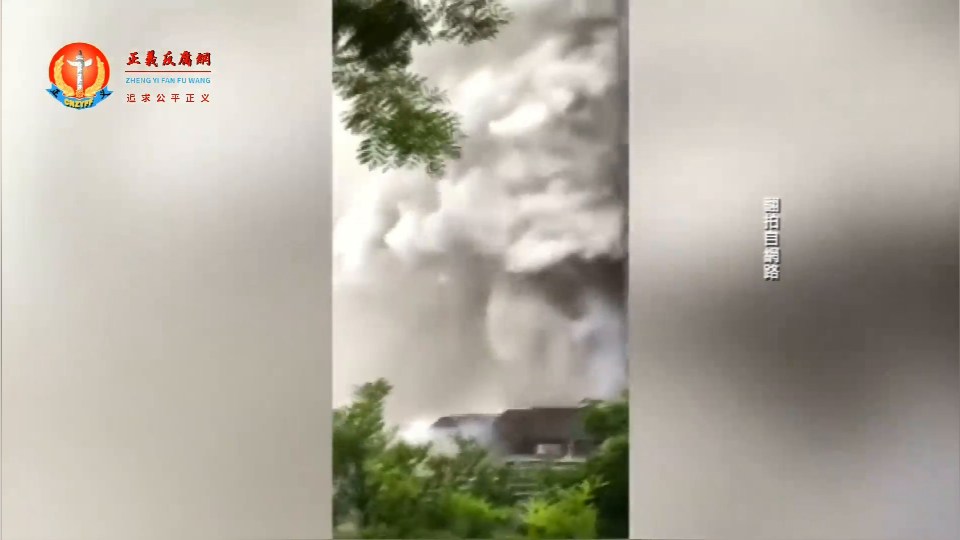 7月28日7时29分,北京世茂大厦发生火灾,一侧冒出十分浓重的白烟,从低层迅速向上蔓延,现场浓烟滚滚.png 7月28日7时29分,北京世茂大厦发生火灾,一侧冒出十分浓重的白烟,从低层迅速向上蔓延,现场浓烟滚滚.png