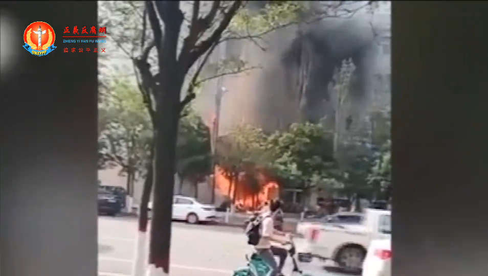 7月26日,内蒙古鄂尔多斯市发生一起火灾事故,现场火势凶猛,冒出滚滚黑烟.png 7月26日,内蒙古鄂尔多斯市发生一起火灾事故,现场火势凶猛,冒出滚滚黑烟.png