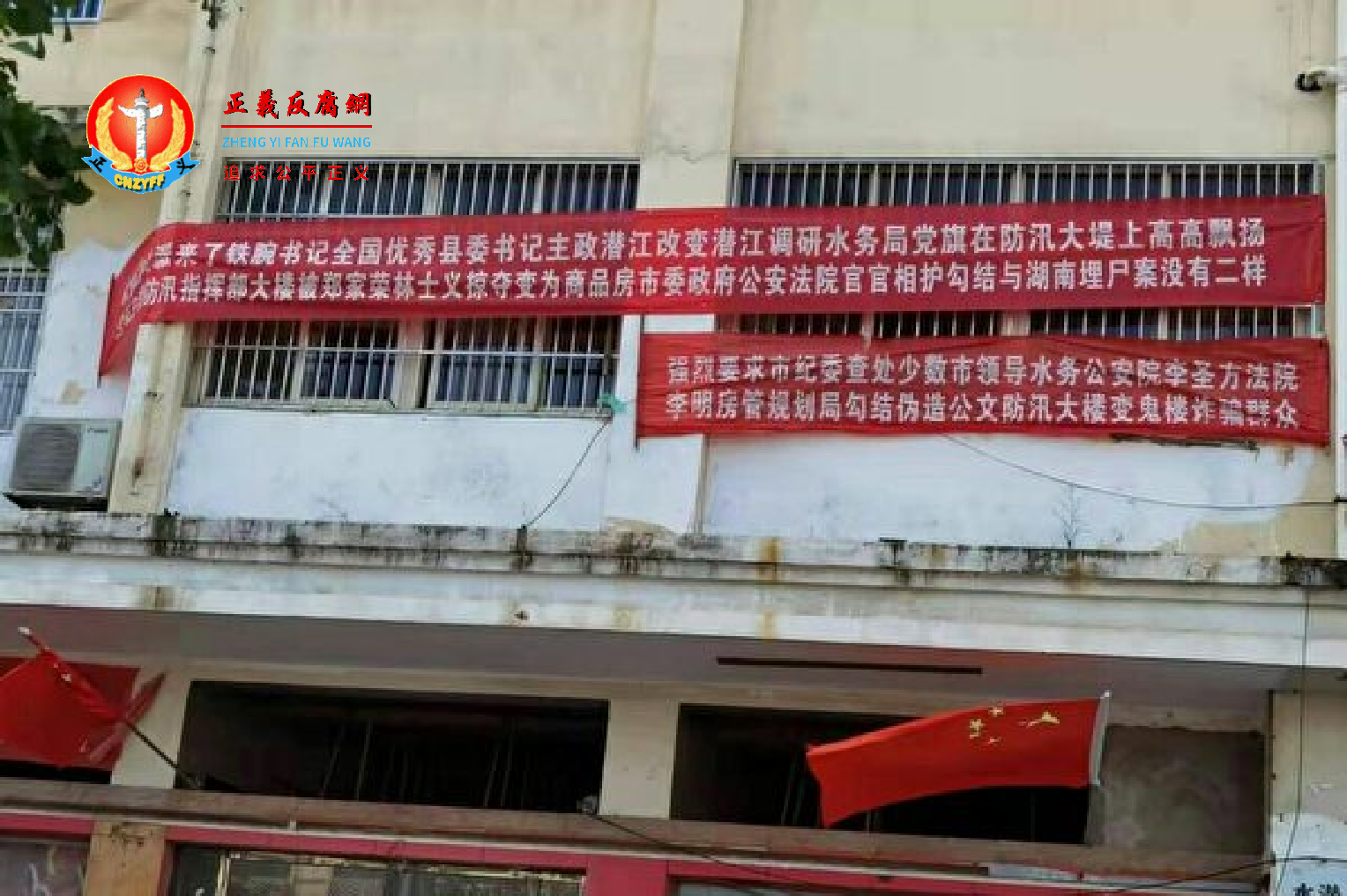 湖北潜江访民徐金平因举报政府官员贪腐,9月7日晚上被一群,不明身份的人闯入殴打,并恐吓他“你还举报不?”.png 湖北潜江访民徐金平因举报政府官员贪腐,9月7日晚上被一群,不明身份的人闯入殴打,并恐吓他“你还举报不?”.png