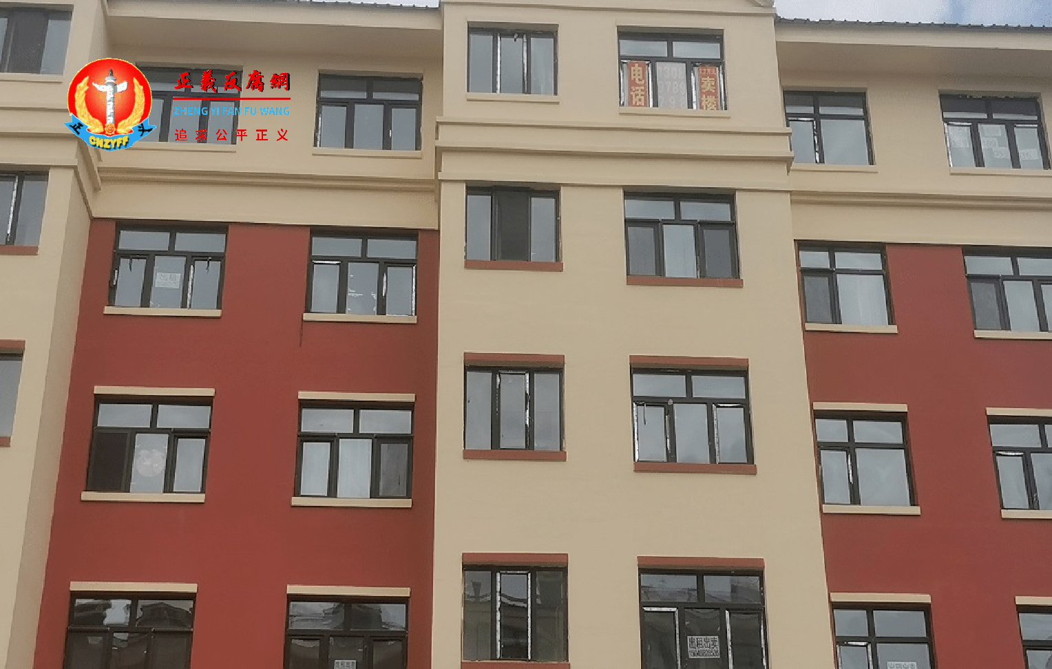 双鸭山市康安嘉园一些房屋窗户上都贴着售房信息,其中包括50平方米住房,售价1.2万元人民币。.png 双鸭山市康安嘉园一些房屋窗户上都贴着售房信息,其中包括50平方米住房,售价1.2万元人民币。.png