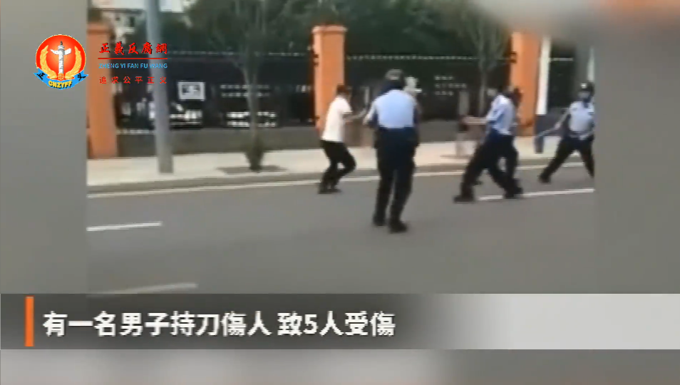 一男子在大街上一度持刀与警方对峙.png 一男子在大街上一度持刀与警方对峙.png
