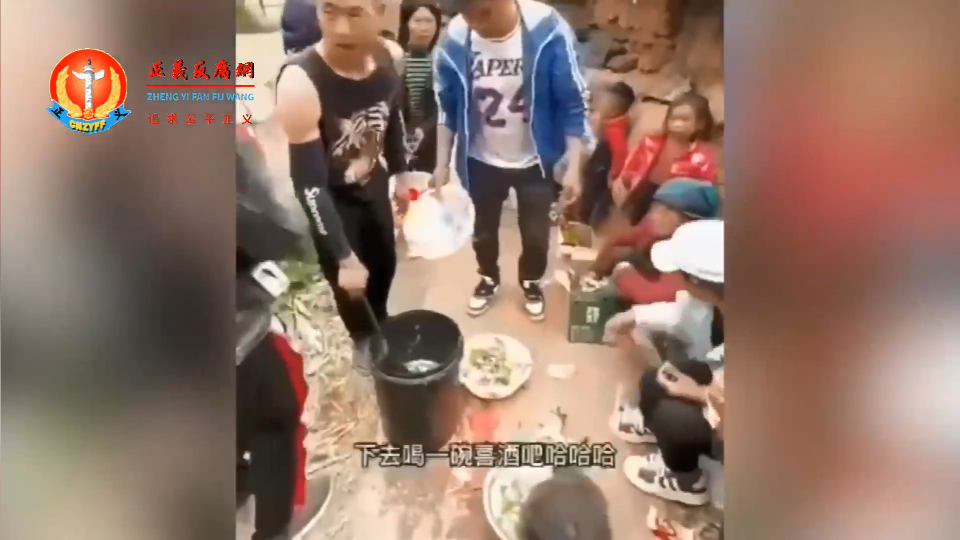 四川大凉山美姑县彝族年轻人的结婚宴席,参加酒席的亲朋好友都蹲在地上,酒席菜式也非常简单,揭穿了当地政府的脱贫的谎言。.png 四川大凉山美姑县彝族年轻人的结婚宴席,参加酒席的亲朋好友都蹲在地上,酒席菜式也非常简单,揭穿了当地政府的脱贫的谎言。.png