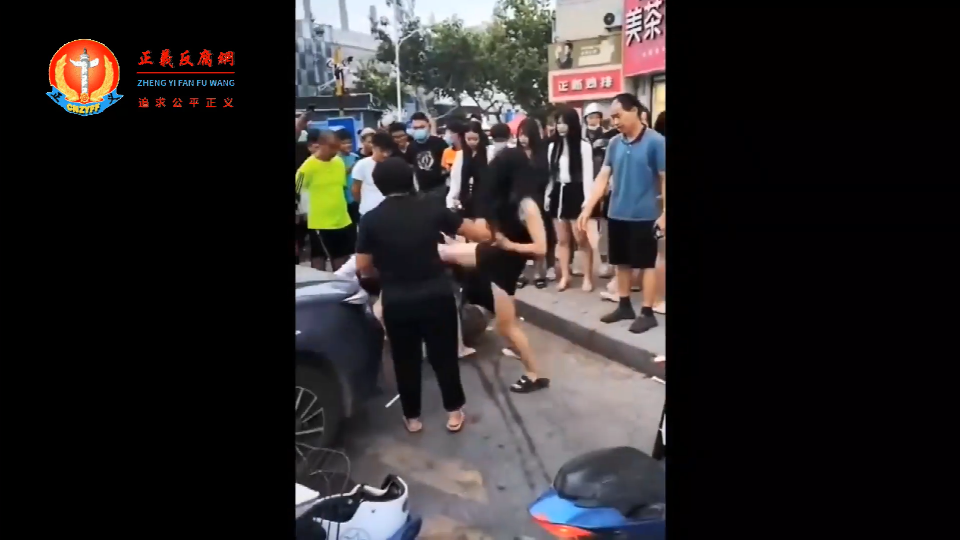 8月20日,在荷泽街头,5名年轻女子围殴一名长发年轻女子。.png 8月20日,在荷泽街头,5名年轻女子围殴一名长发年轻女子。.png