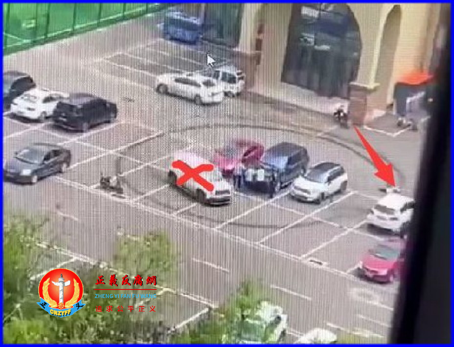 一名男子在光天化日下驾车多次辗压一名女子后逃逸。.png 一名男子在光天化日下驾车多次辗压一名女子后逃逸。.png