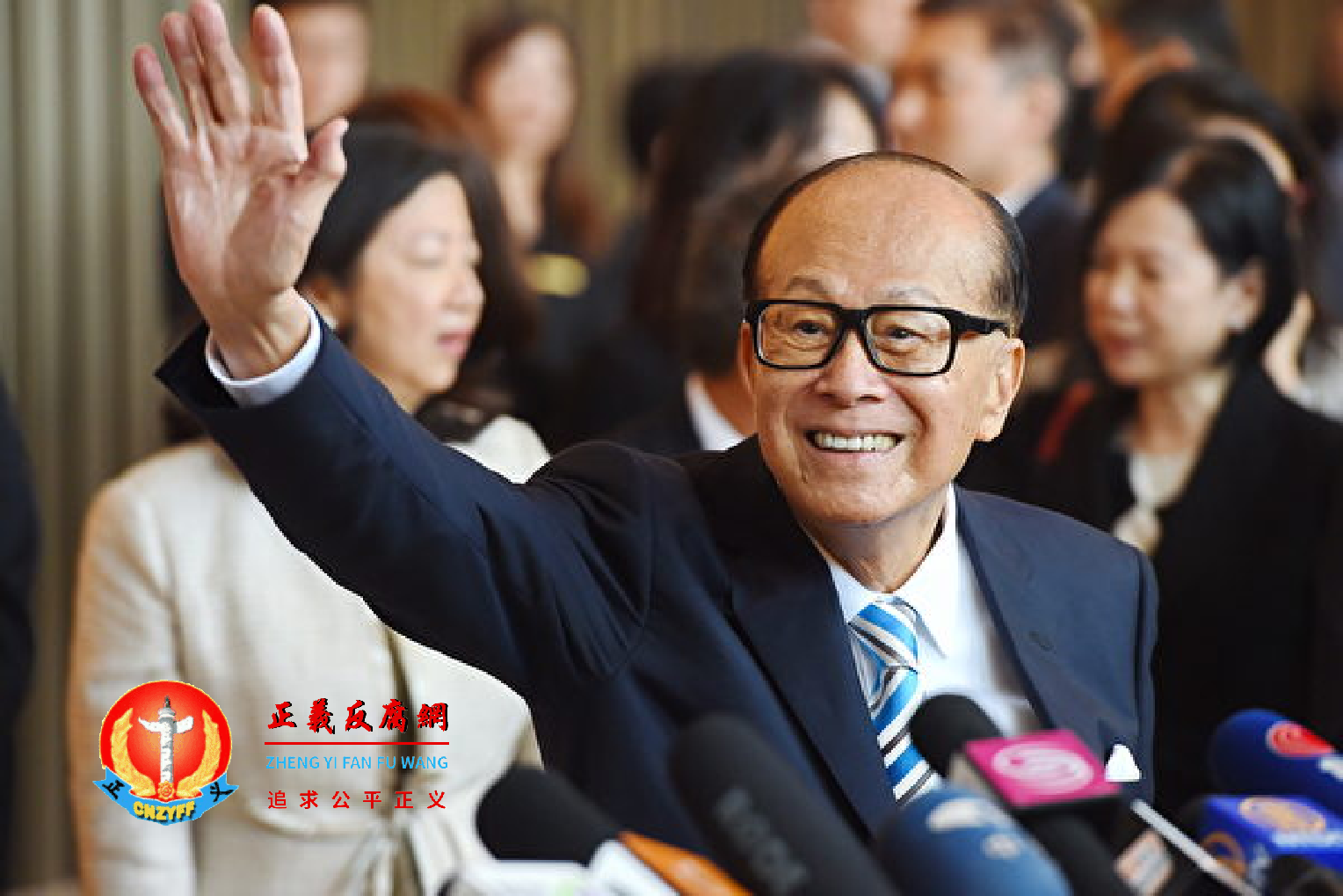 李嘉诚基金会日前突然减持中国邮政储蓄银行股份有限公司,套现1.22亿港元。图为2018年5月10日李嘉诚退休前最后一天上班。.png 李嘉诚基金会日前突然减持中国邮政储蓄银行股份有限公司,套现1.22亿港元。图为2018年5月10日李嘉诚退休前最后一天上班。.png