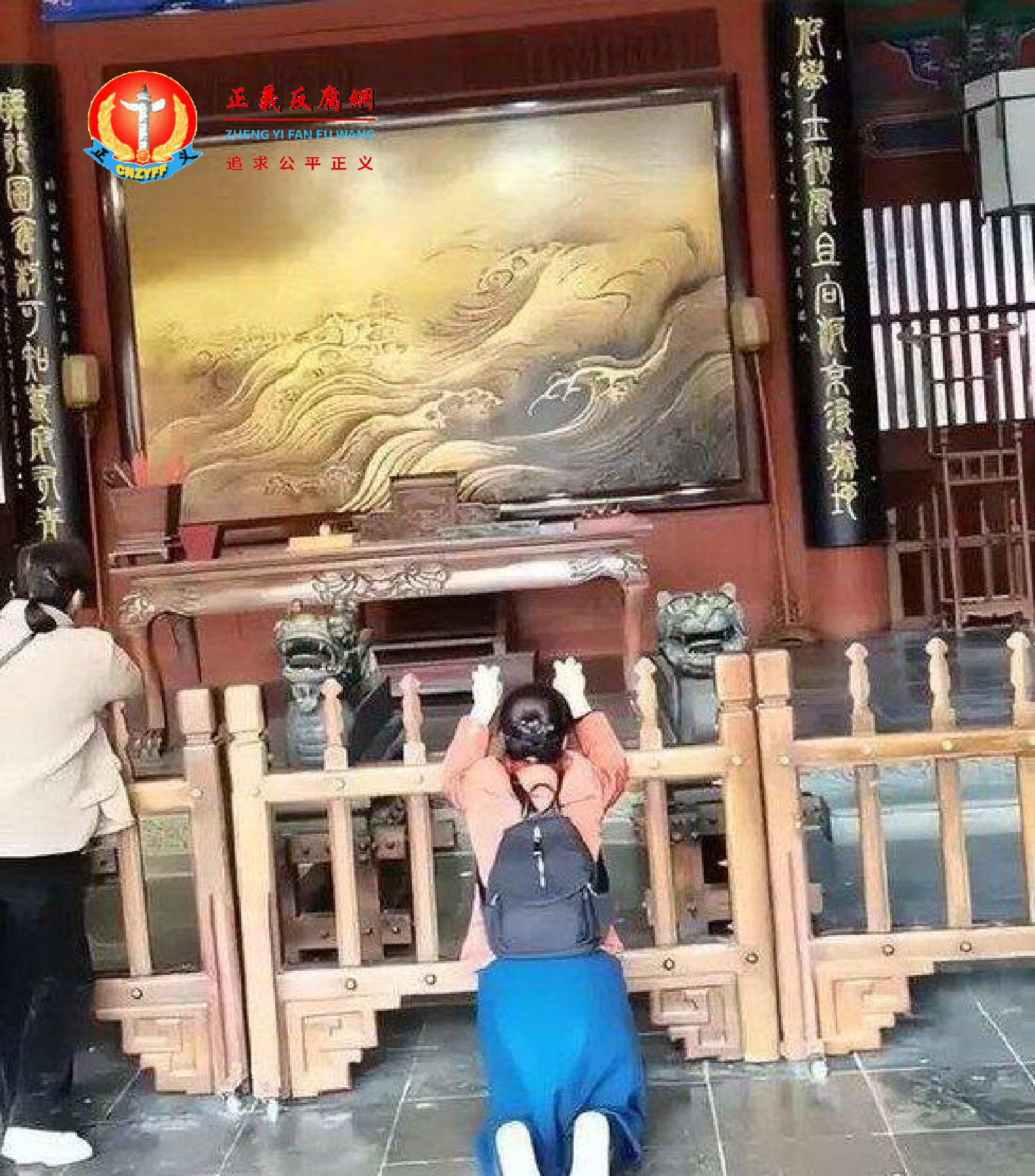 2023年3月,一名女子在河南开封府包公祠跪地放声痛哭喊冤。.png 2023年3月,一名女子在河南开封府包公祠跪地放声痛哭喊冤。.png