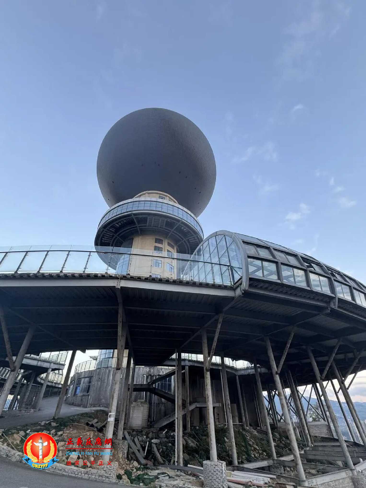 “世界最大人造月亮”综合体现场.jpg “世界最大人造月亮”综合体现场.jpg