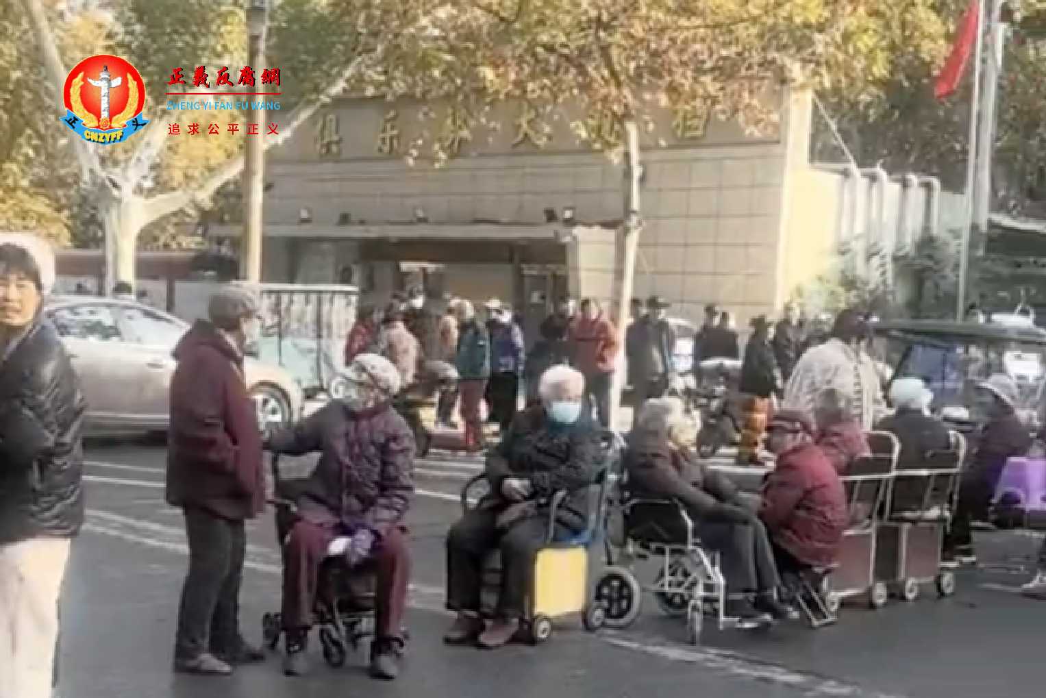 河南省开封市化肥厂俱乐部附近道路近日出现居民集体堵路事件,抗议当地政府拟将东苑夜市迁入该区,多名老年人乘坐轮椅,与居民一同在路中央及一侧抗议。.jpg 河南省开封市化肥厂俱乐部附近道路近日出现居民集体堵路事件,抗议当地政府拟将东苑夜市迁入该区,多名老年人乘坐轮椅,与居民一同在路中央及一侧抗议。.jpg