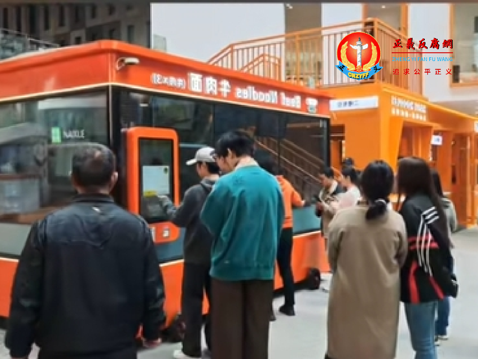 3月5日,深圳出现一家无人面馆,从和面到出餐全程都由机器人完成。消息在网上引发担忧和抵制。.png 3月5日,深圳出现一家无人面馆,从和面到出餐全程都由机器人完成。消息在网上引发担忧和抵制。.png