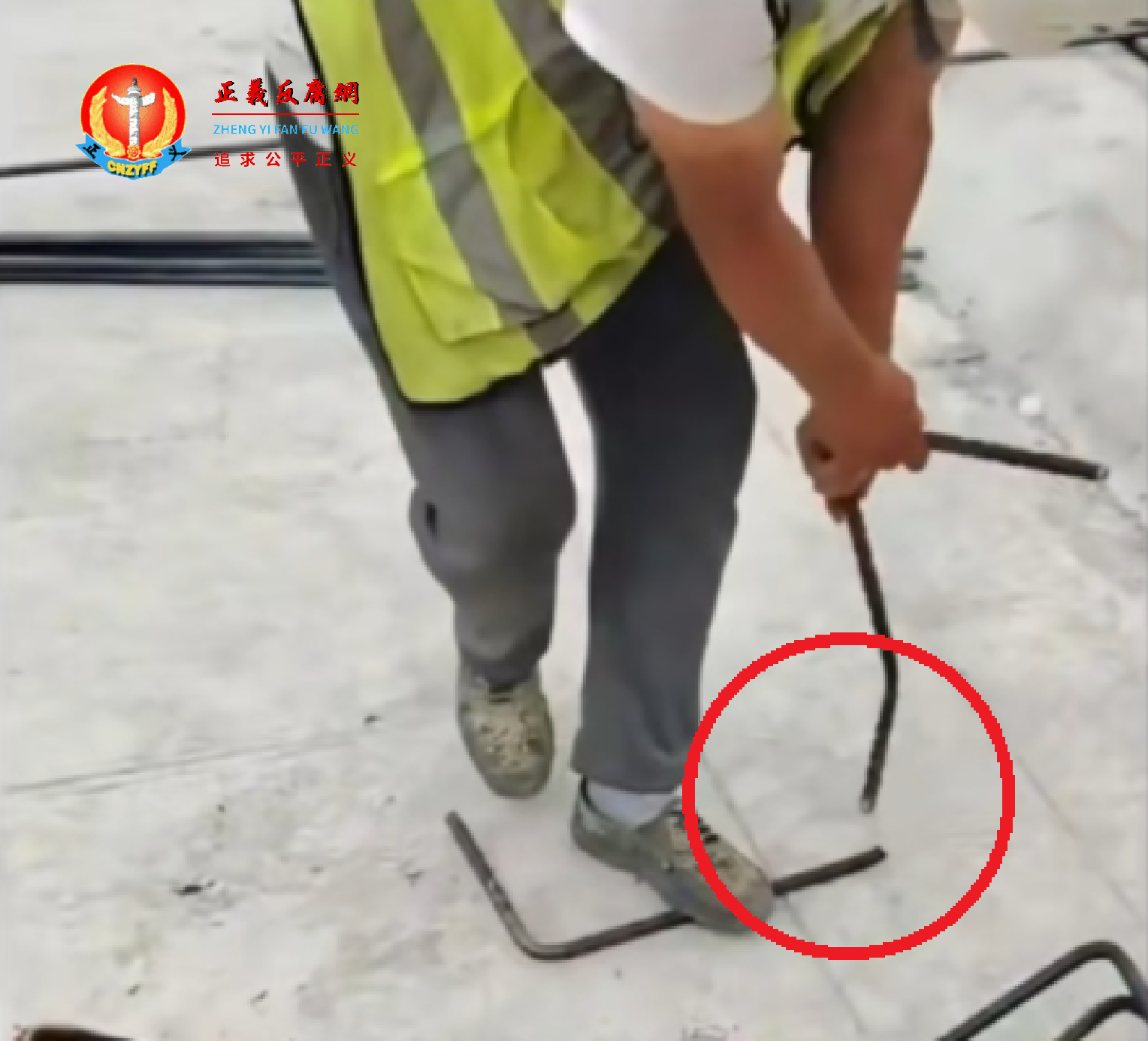 6月26日,河北霸州市一在建大型住宅项目工地,被疑用劣质钢筋施工,钢筋被工人徒手掰断。.png 6月26日,河北霸州市一在建大型住宅项目工地,被疑用劣质钢筋施工,钢筋被工人徒手掰断。.png