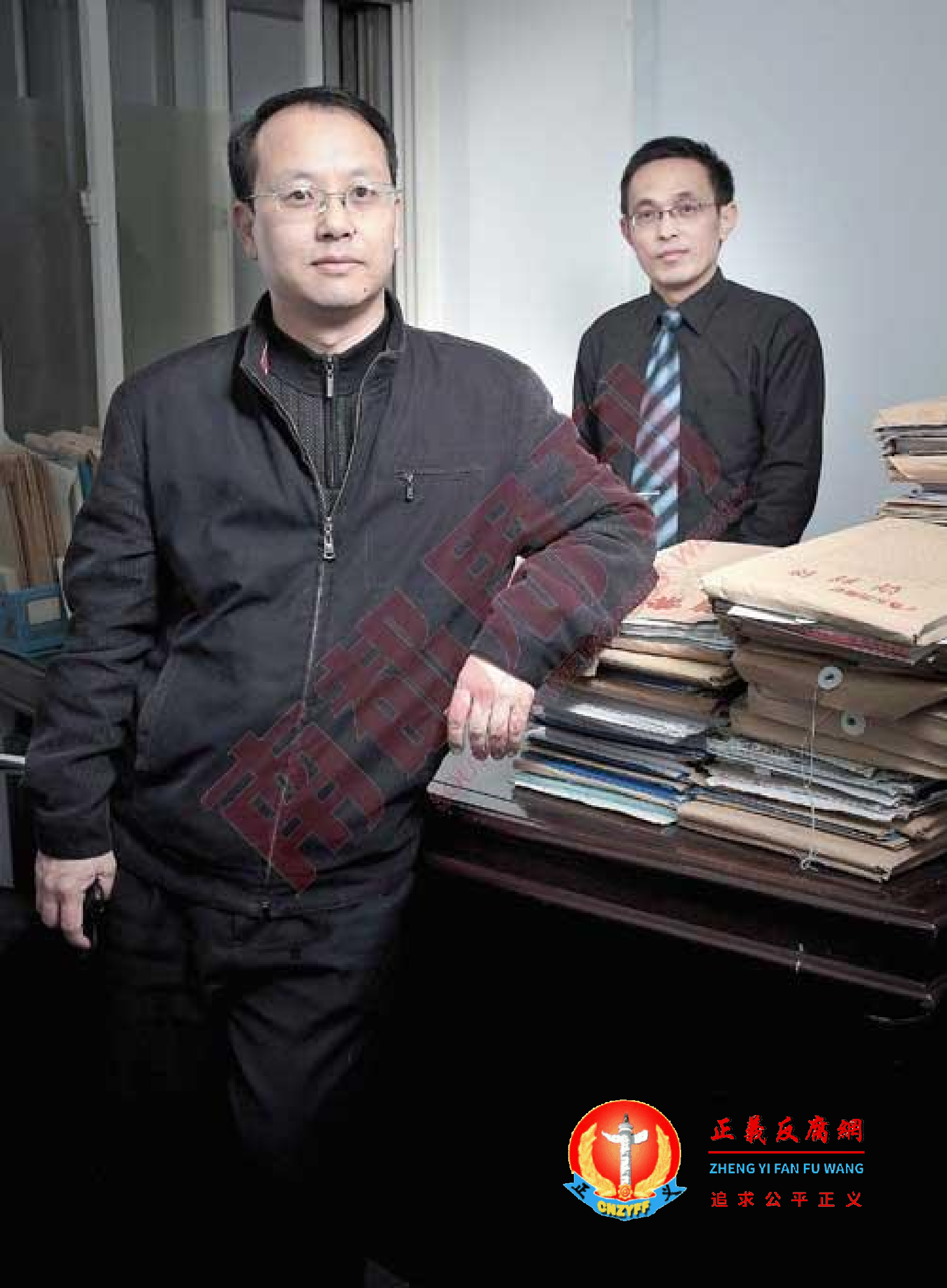 北京律师刘晓原（左）和李劲松（右）在他们堆满文件的办公室里。.png